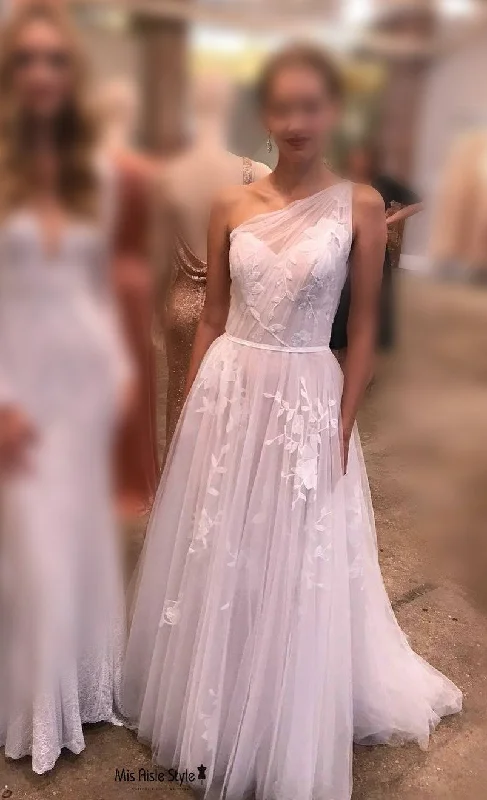 Closeout ruffle dressOne Shoulder Summer Wedding Dress